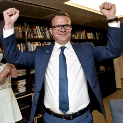 Petteri Orpo juhlii vaalivoittoa.