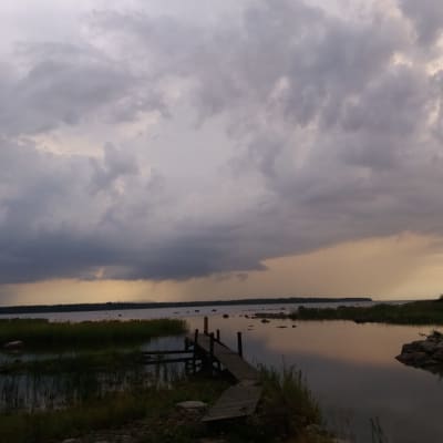 Åskmoln på intågande på Bredskär i Molpe.
