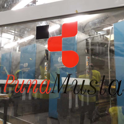 Punamustan logo ikkunassa. 