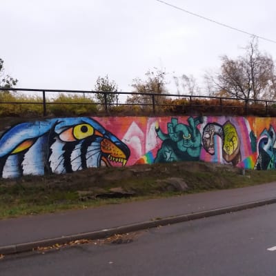 Graffititeos betonimuurissa