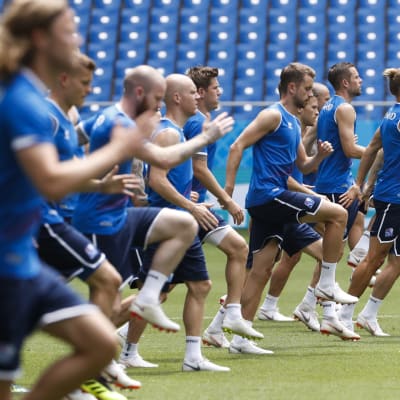 Island värmer upp inför en match vid fotbolls-VM.