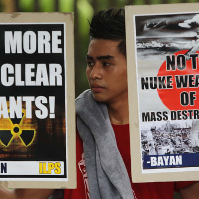 Filippinsk man demonstrerar mot kärnvapen i augusti 2012.