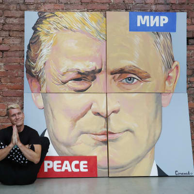 Tavlan med Putin och Trump har målats av den ryske konstnären Alexej Sergienko inför presidenternas möte i Tyskland i somras 