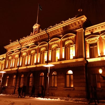 Åbo stadshus i gul kvällsbelysning.