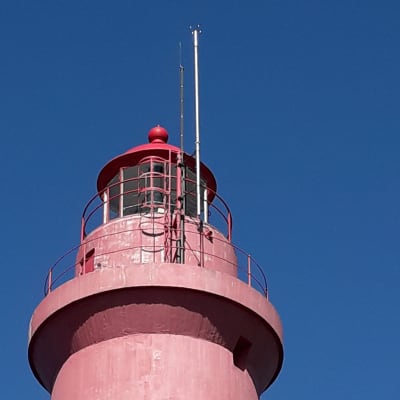 Toppen av Sälgrunds röd-vita fyr. Uppe i toppen finns en vindmätare.