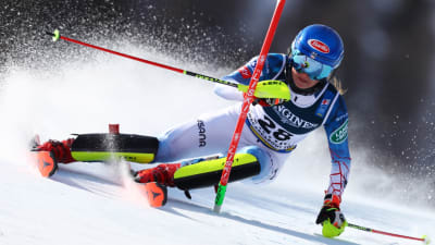 Mikaela Shiffrin åker slalom i VM.