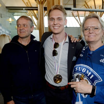 Kevin Lankinen med sin pappa Tomi Lankinen och sin mamma Christa Grönlund.