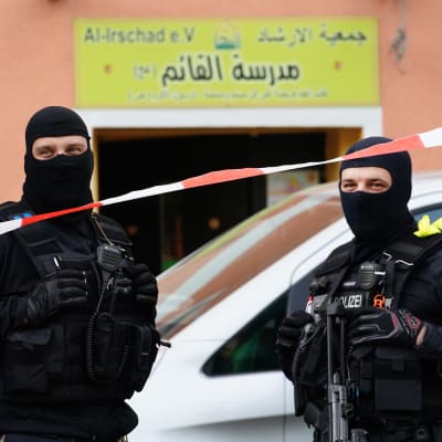 Beväpnade poliser stod utanför Al-Irshads islamiska center i Berlin på torsdag morgon. Centret misstänks ha kopplingar till Hizbollah. 