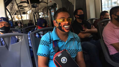 Personer i Mexiko sitter på en buss och bär munskydd.