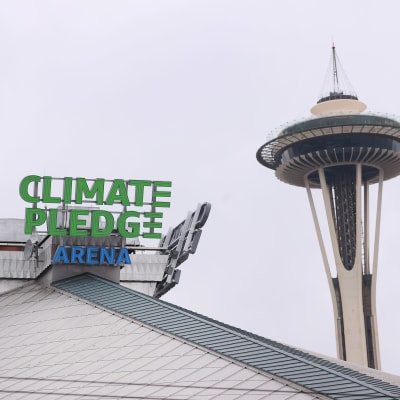 NHL-joukkue Seattle Krakenin kotihallin nimikyltti ja taustalla Seattlen tunnettu nähtävyys Space Needle.