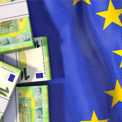 100-euros sedlar och EU:s flagga