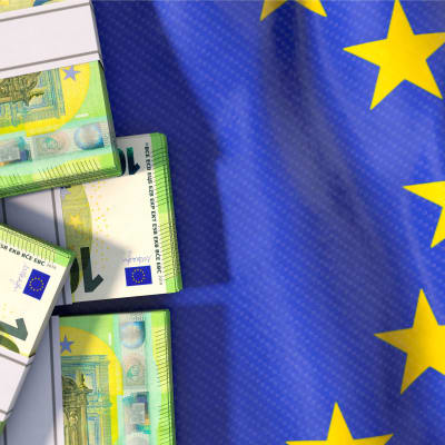100-euros sedlar på en EU-flagga
