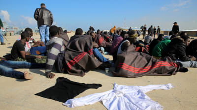 Räddade afrikanska migranter tas till en libyks flottbas utanför Tripoli. Omkring 800 000 migranter och flyktingar har tagit sig till Libyen i hopp om att nå Europa