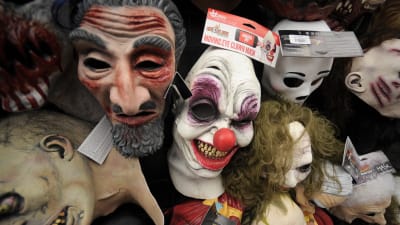 Skrämmande maskar i en butikshylla.