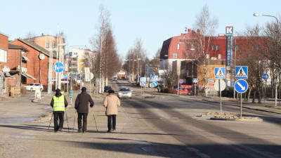 Tre män går längs med huvudgatan i Närpes.