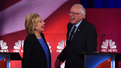 Hillary Clinton och Bernie Sanders i den tv-sända presidentvalsdebatten i Charleston den 17 januari  2016.
