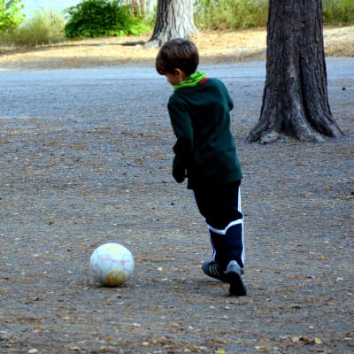 Pojke som spelar fotboll.