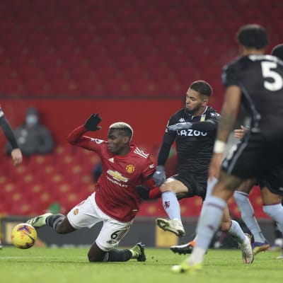 Paul Pogba faller i straffområdet.