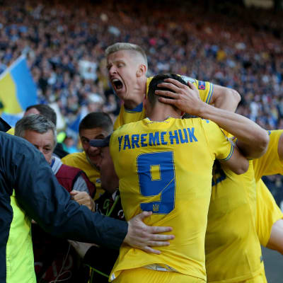 Ukrainska fotbollsspelare firar mål.