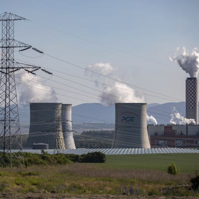 Kolkraftsanläggningen i Turow, sydvästra Polen. Tjeckien har krävt att brunkolsgruvan i Turow stängs, men Polen har trotsat EU-domstolens beslut om stängning. 