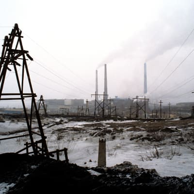 Savua nousee venäläisen teollisuusalueen savupiipuista.