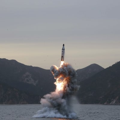 En odaterad nordkoreansk bild på en missil som avfyras från en ubåt.