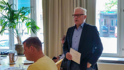 Jari Elomaa talar på seminariet.