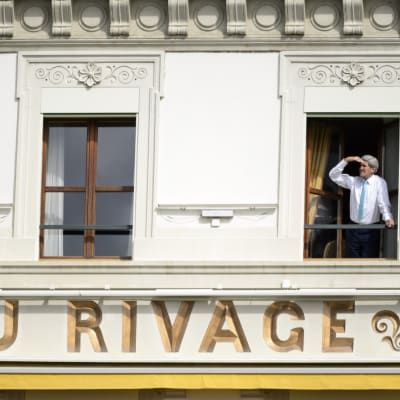 John Kerry spanar ur hotellrum i Lausanne.