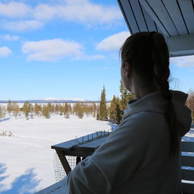 Ukrainasta paennut Jelena Grininger katsoo rajan yli Venäjälle uudessa kodissaan Sallassa