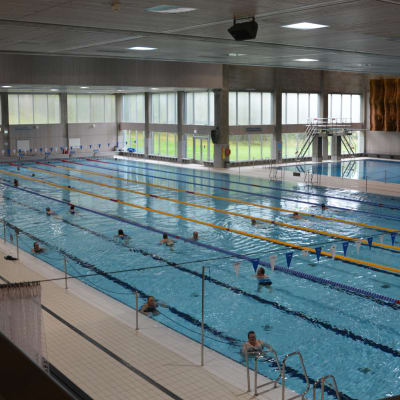 I Impivaara simhalls 50-metersbassäng ryms man både att simma och vattenlöpa.