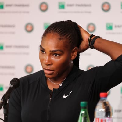 Serena Williams under presskonferansen där hon meddelade att hon drar sig ur årets Franska öppna pågrund av en bröstmuskelskada.