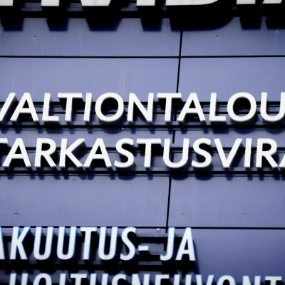 Statens revisionsverk med den finska texten Valtiontalouden tarkastusvirasto på en byggnad.