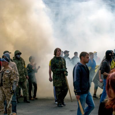 Hundratals rysk-vänliga gick till attack mot en demonstration för ett enat Ukraina i Odessa den 2 maj 2014.