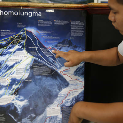 Pemba Sherpa som driver ett bergsbestigningsföretag, visar på kartan var en australisk kvinna och en holländsk man omkom förra veckan på Mount Everest