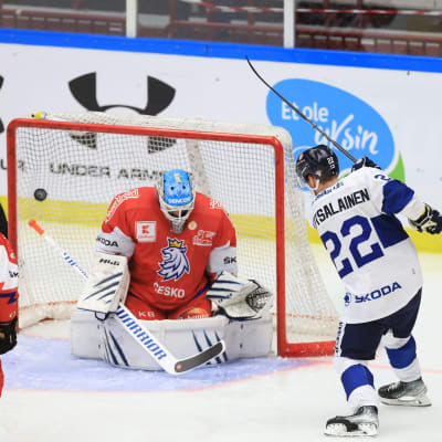 Arttu Ruotsalainen gör mål mot Tjeckien.