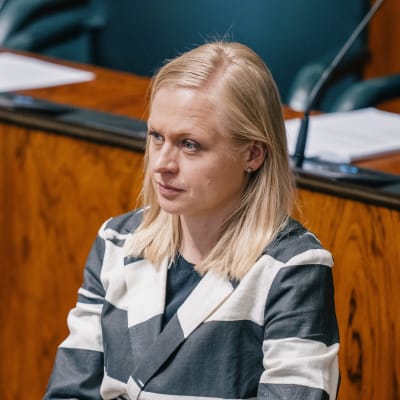 Kokoomuksen kansanedustaja Elina Valtonen seuraa keskustelua eduskunnassa.
