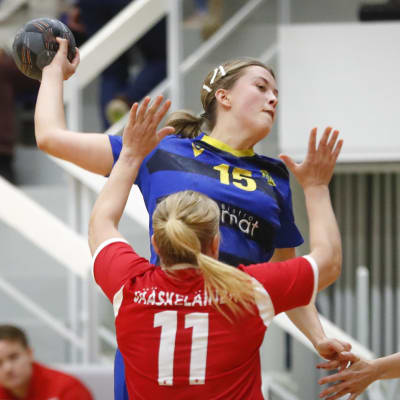 Maja Sannholm går på skott framför Annamari Jääskeläinen.