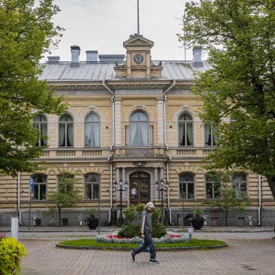Stadshuset i Borgå. Ett stort gult stenhus med ett litet klocktorn. 