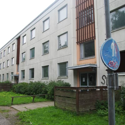 ett grått hus