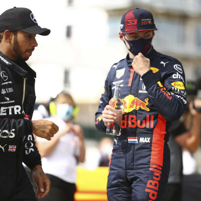 Lewis Hamilton och Max Verstappen blickar åt sidan.