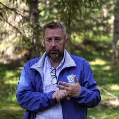 Jussi Lähde, Cobalt 66:n viestintähenkilö varjoisassa metsässä, puhumassa toimittajalle.
