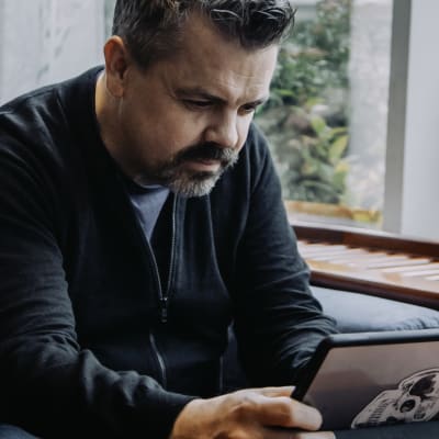 Alf Rehn läser text på en ipad