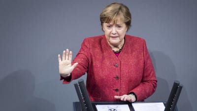 Angela Merkel håller upp ena handen i en stoppgest.