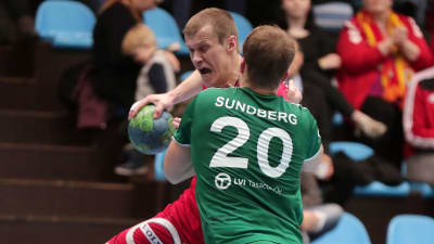 Richard Sundberg försvarar hårt i herrarnas cupfinal i handboll i december 2017.