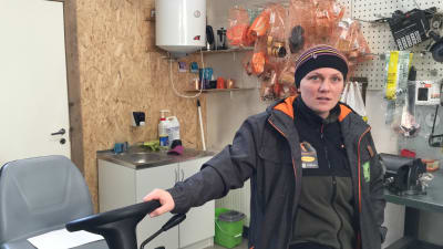 Skogsbolaget Ökopesas VD Triin Peips står i en av företagets verkstäder