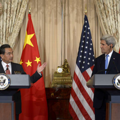 Kinas utrikesminister Wang Yi med USA:s utrikesminister John Kerry
