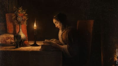 Målning av en flicka som sitter vid ett bord i skenet av ett levande ljus och läser en bok.