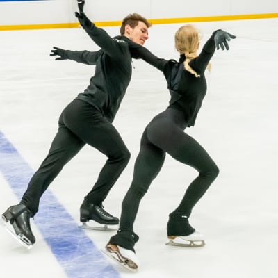 Matthias Versluis ja Juulia Turkkila harjoittelee Pirkkolan jäähallissa Helsingissä.