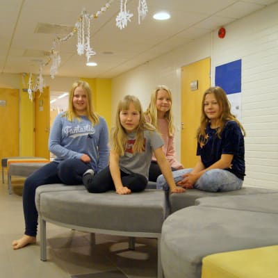 Fjärdeklassister som läser modersmålsinriktad svenska. 