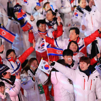 Sydkoreanska och nordkoreanska representanter under OS-avslutningen.